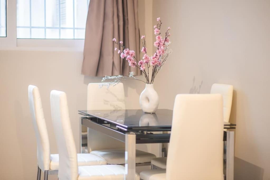 Modern Comfort Near Centre Apartment
