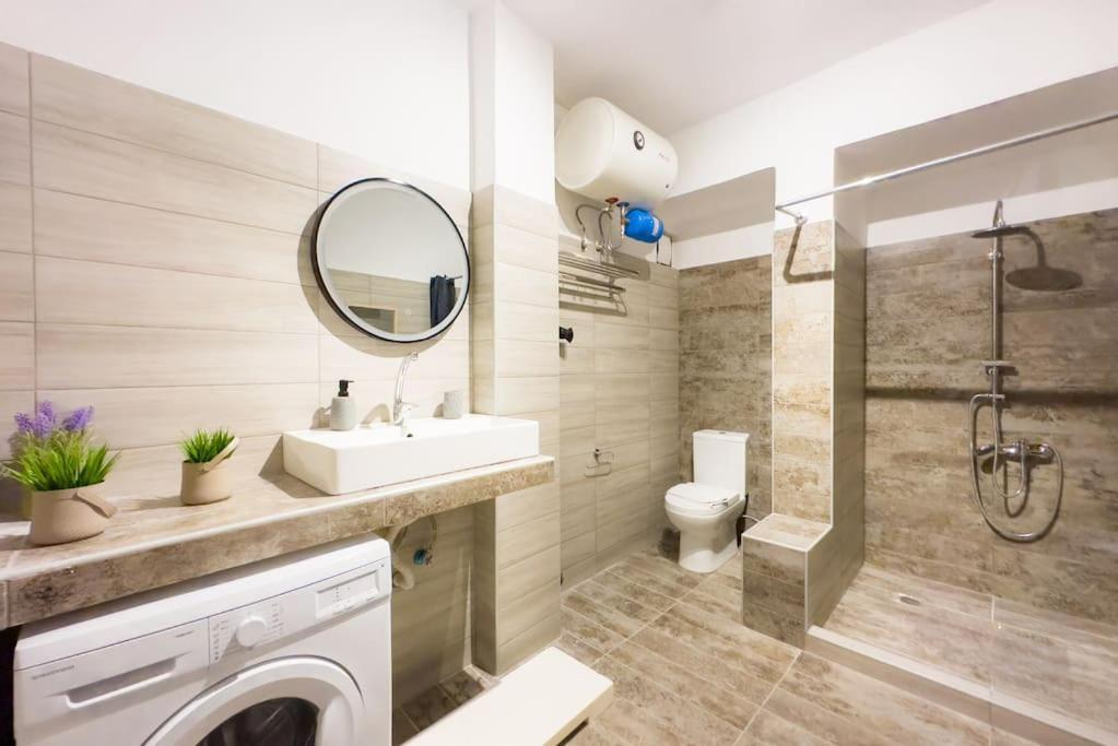 Modern Comfort Near Centre *