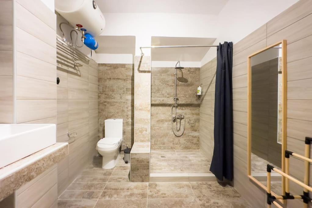 Modern Comfort Near Centre *